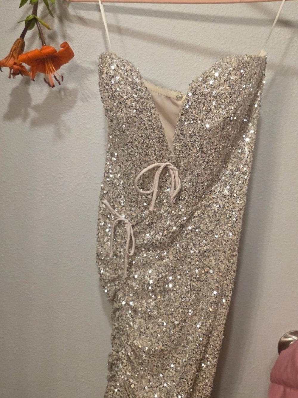 Sequin Strapless Mini Dress in Silver-White